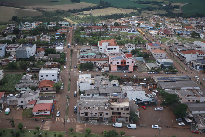 Paraná propõe ajuda de R$ 50 mil para famílias afetadas por tornado