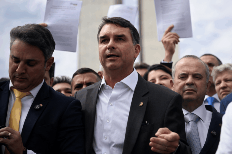 Flávio Bolsonaro afirma que STF entregará cabeça de Moraes na bandeja