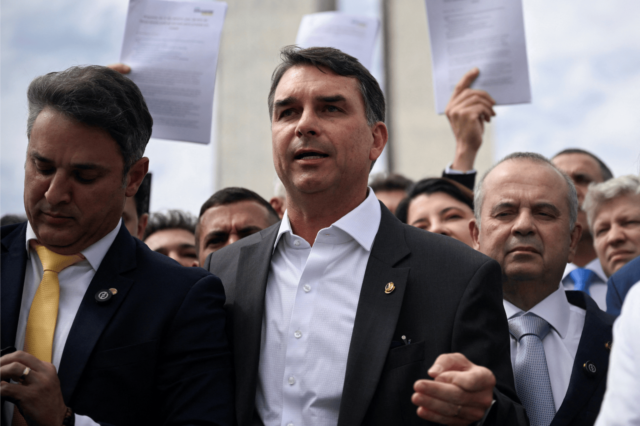 Flávio Bolsonaro afirma que STF entregará cabeça de Moraes na bandeja