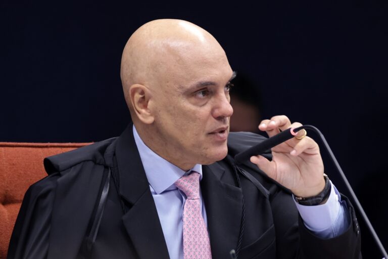 Moraes determina início do cumprimento de pena de Débora do Batom