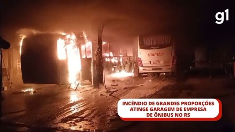Incêndio atinge garagem de empresa de ônibus em Viamão