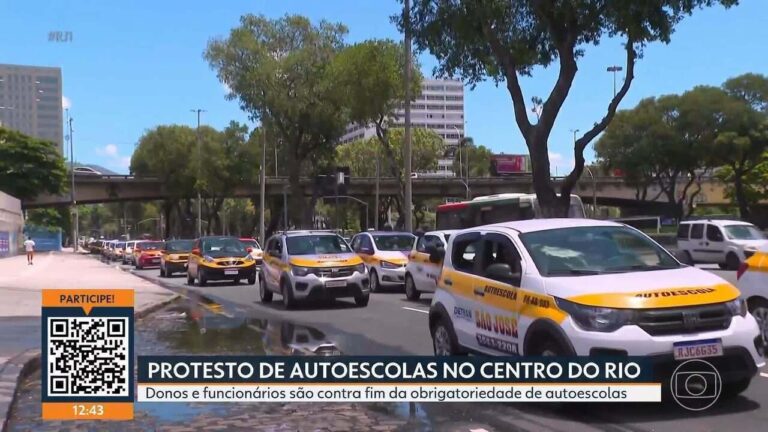 Carreata de instrutores protesta contra fim das autoescolas