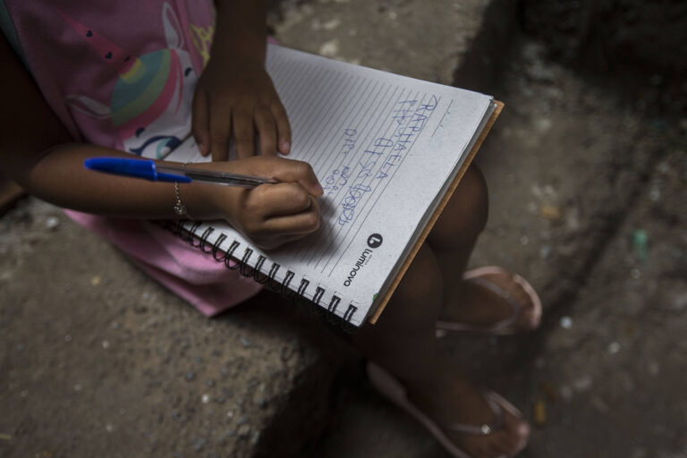 Crianças em extrema pobreza: 412 milhões vivem com menos de US$ 3 por dia