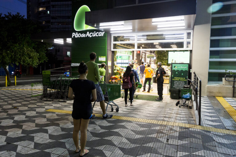 Pão de Açúcar demite 700 funcionários e cortará custos em 2026