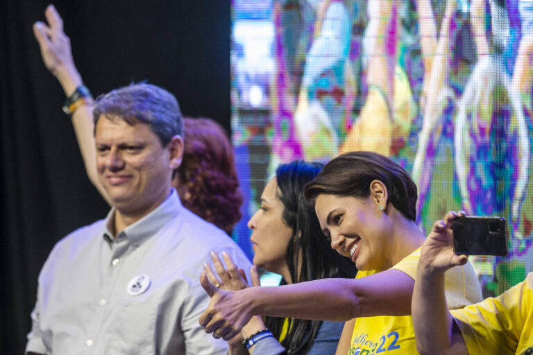 Chapa Tarcísio e Michelle preocupa aliados de Lula para 2026