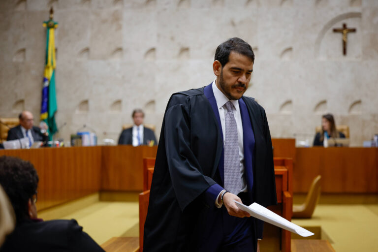 Messias é favorito na disputa por vaga no STF com Lula