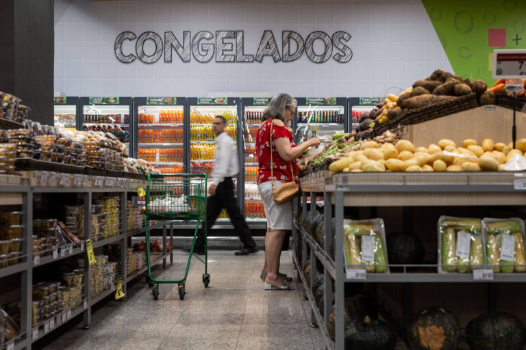 A confiança do consumidor brasileiro atinge patamar recorde desde 2024
