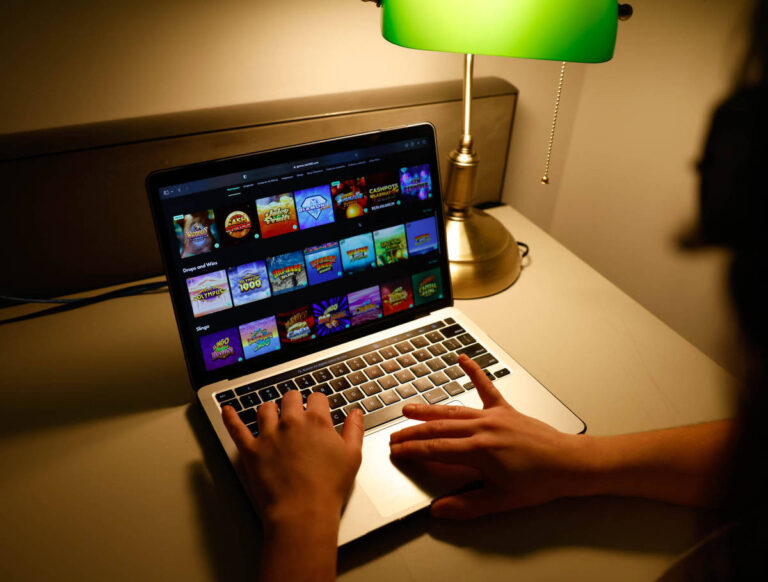 Apostas online impulsionam vícios em jovens sem tratamento eficaz