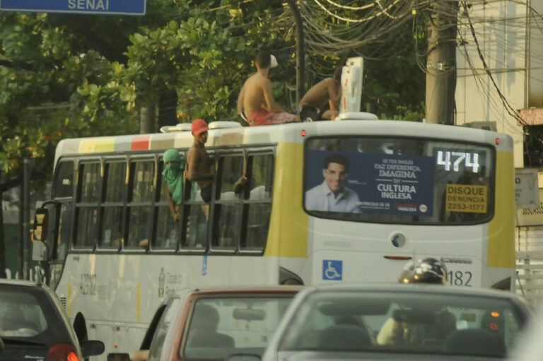 Livro revela realidades da linha de ônibus 474 no Rio de Janeiro