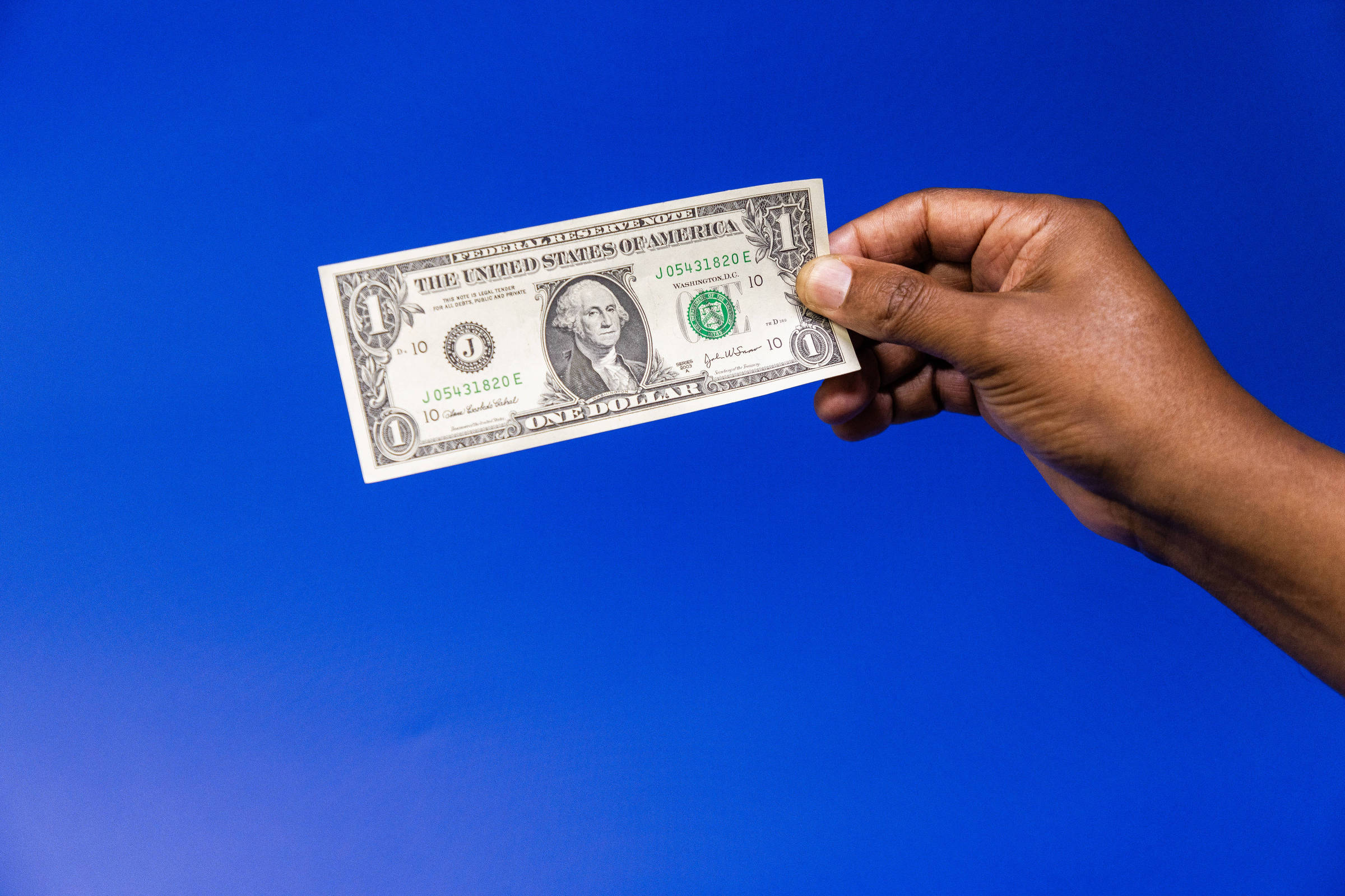 Dólar em alta e Bolsa com oscilações no mercado internacional