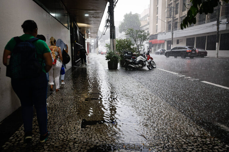 Frente fria provoca queda de temperatura e chuvas em São Paulo