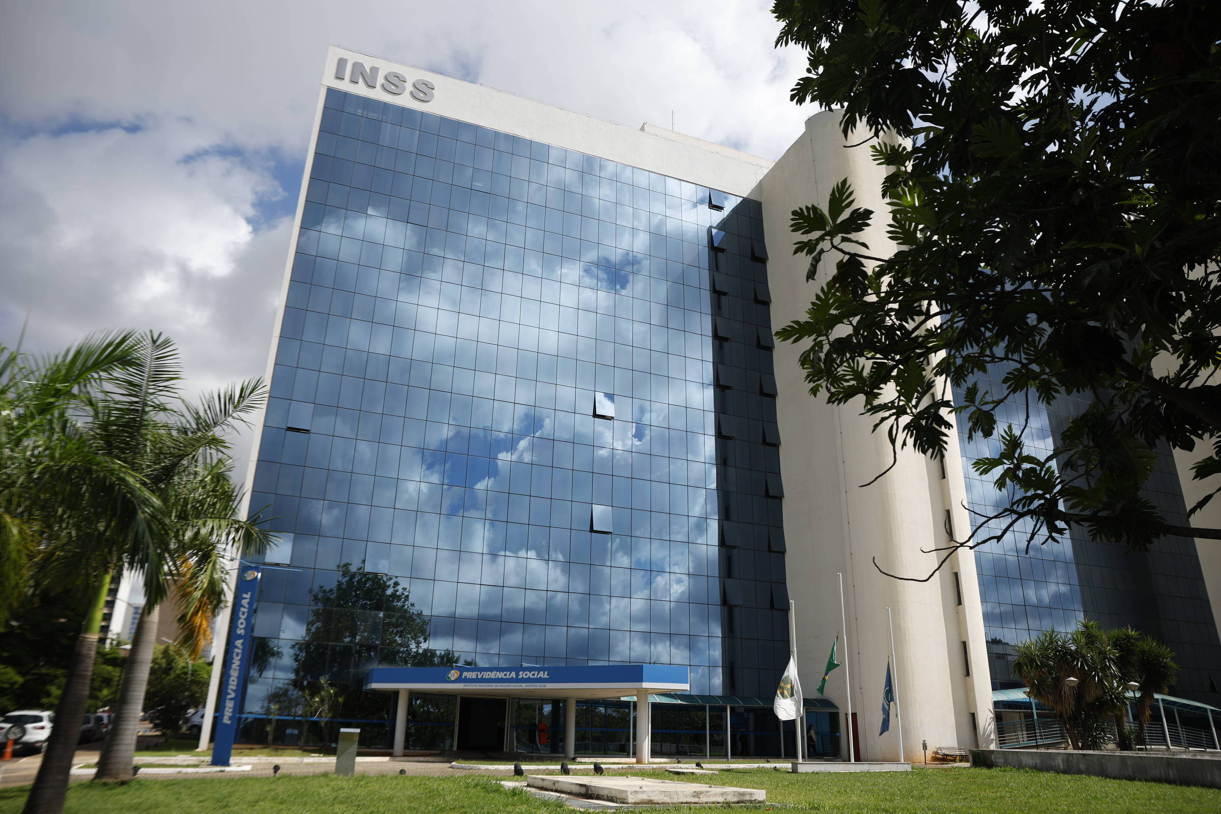 Instituições financeiras suspendem cobrança de seguro em crédito consignado