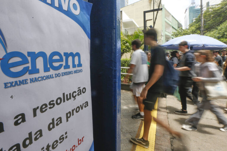 Estudantes se mobilizam por anulação total do Enem após polêmica