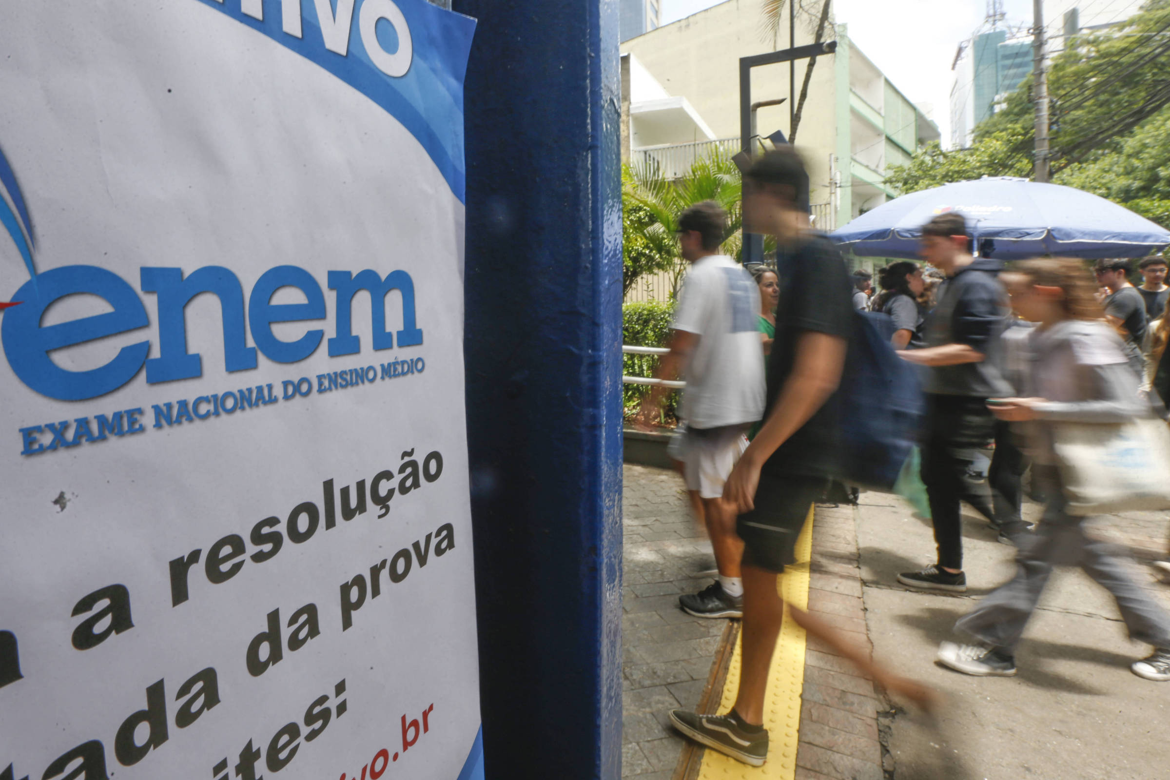 Estudantes se mobilizam por anulação total do Enem após polêmica
