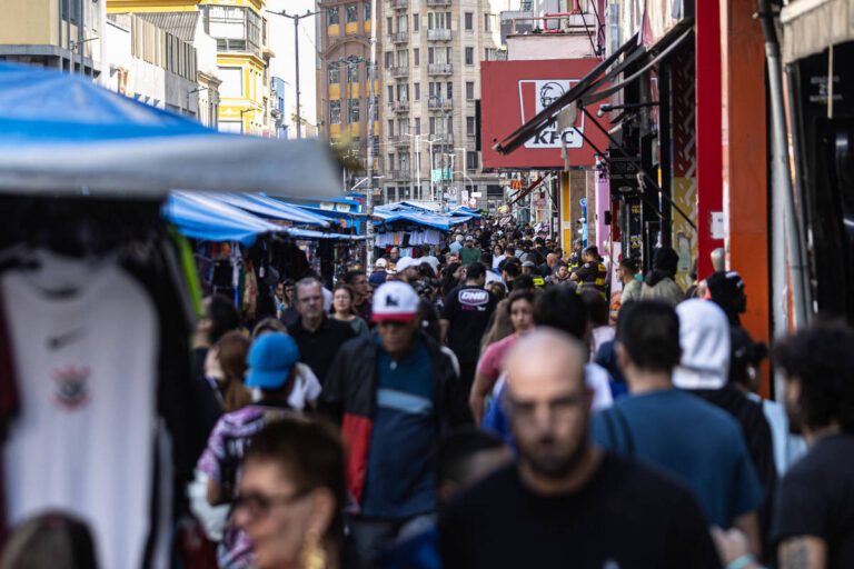 Taxa de desemprego no Brasil atinge 5,4% até outubro de 2025