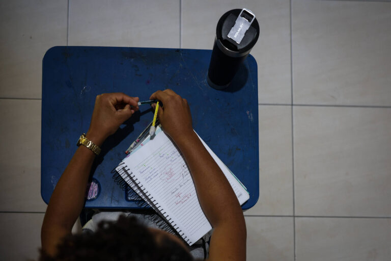 Desigualdade racial no ensino médio: Brasil levará 16 anos para superar