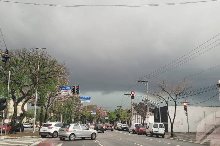 Alerta laranja para tempestades em São Paulo nesta terça-feira