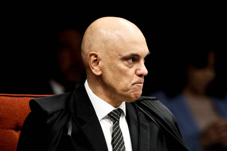 Moraes menciona prisão de Lula ao manter Bolsonaro na PF