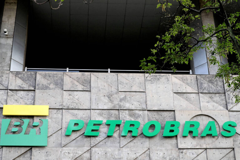 Petrobras aprova desligamento voluntário para mil funcionários