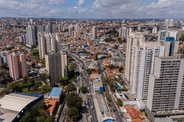 Cenário de periferia persiste em meio à verticalização da Cidade Ademar
