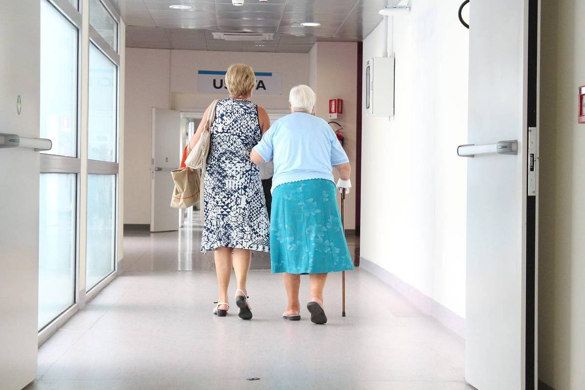 A importância do acompanhante em consultas médicas para idosos