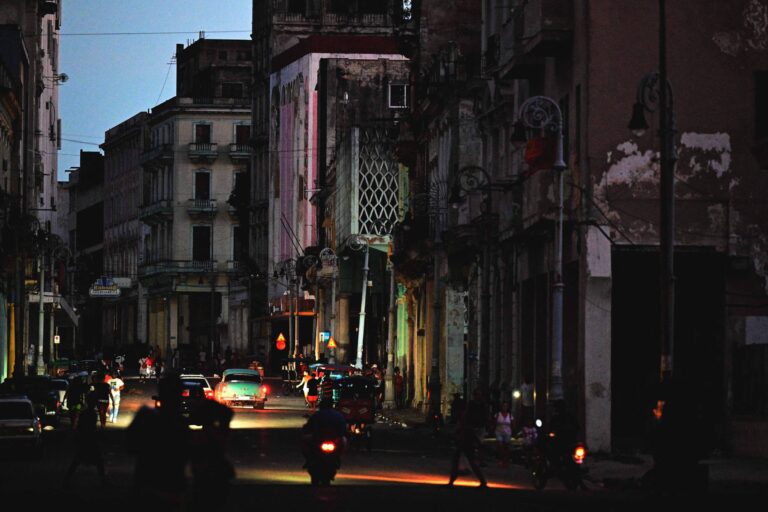 Cuba enfrenta apagão de 28 horas em meio a crise