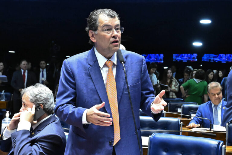 Senado aprova projeto para cortar R$ 15 bilhões em gastos públicos
