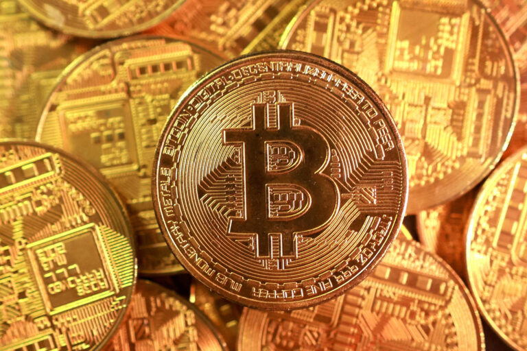 Ouro e bitcoin: máximas históricas em meio à incerteza