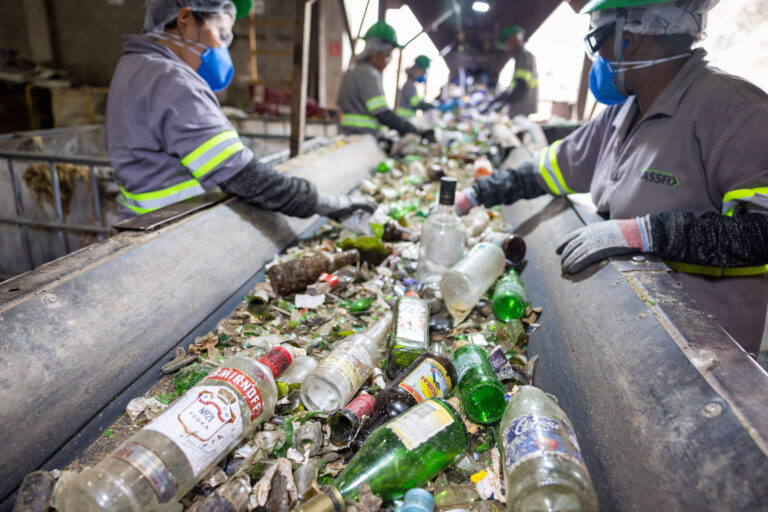 Reciclagem de vidro no Brasil: uma a cada três garrafas é sustentável