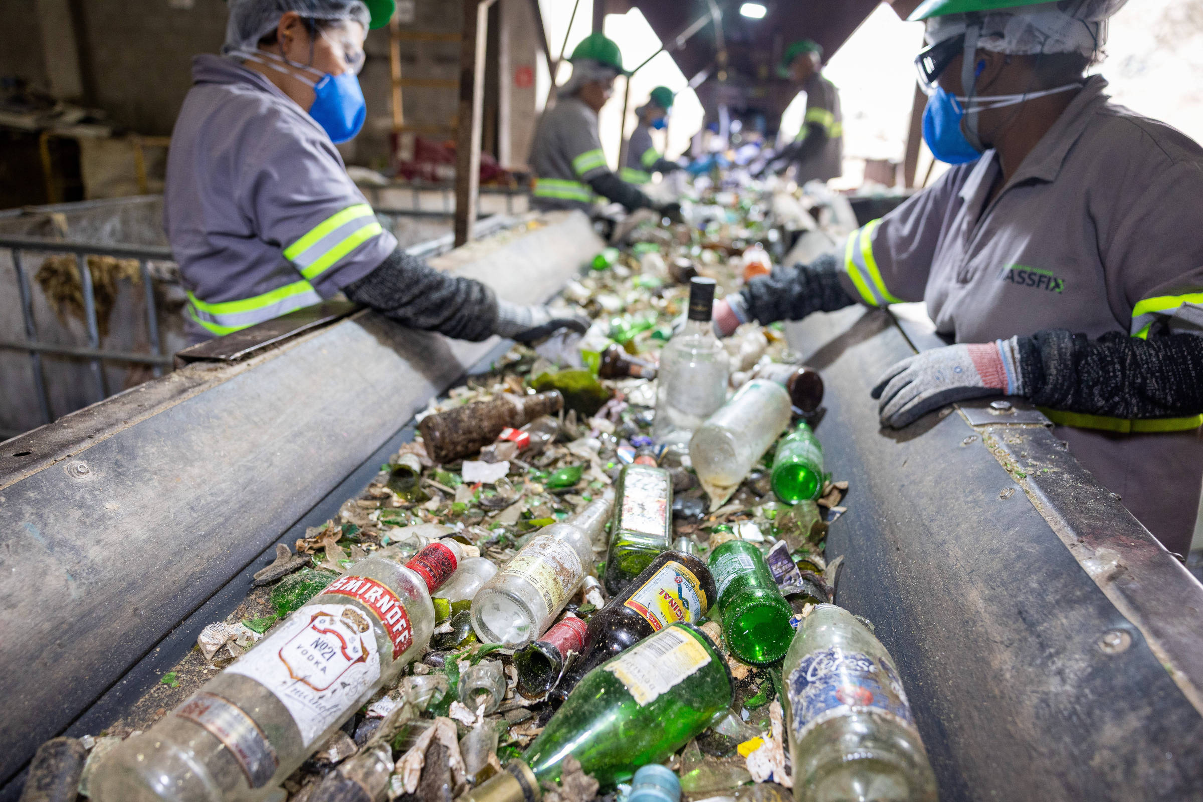Reciclagem de vidro no Brasil: uma a cada três garrafas é sustentável
