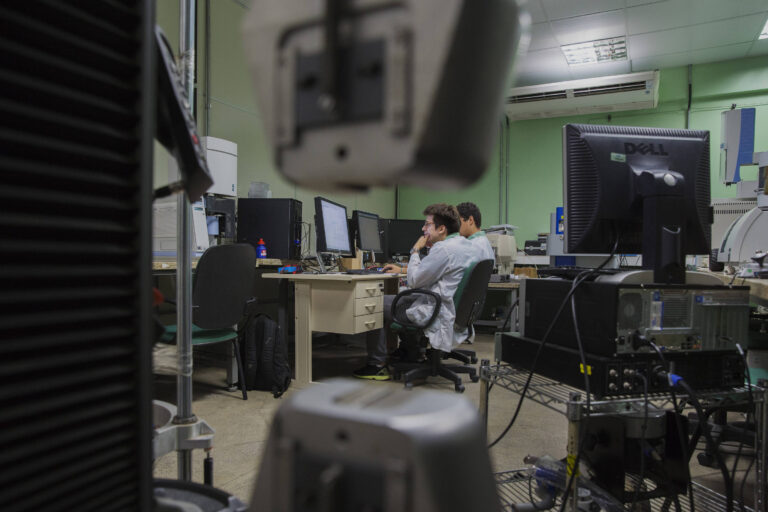 Crescimento de engenheiros no Brasil e queda de trabalhadores domésticos