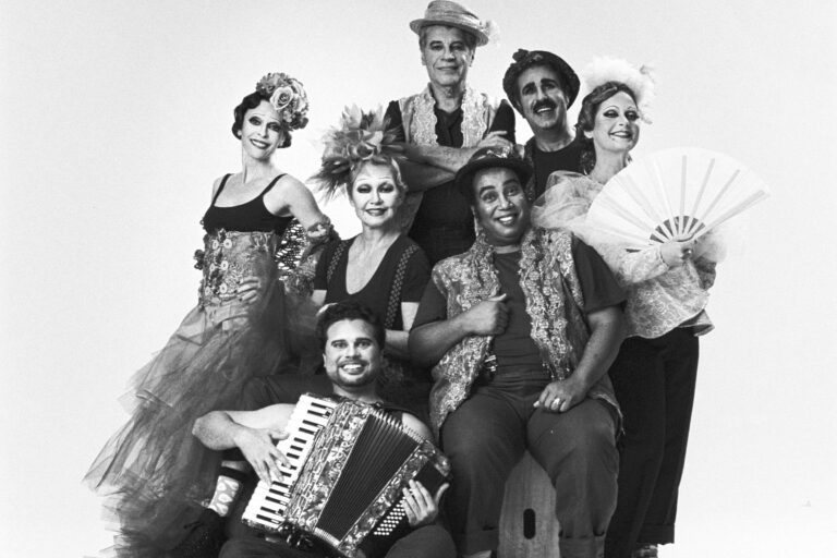 Teatro 'Os Mambembes' estreia com Cláudia Abreu e Paulo Betti em São Paulo