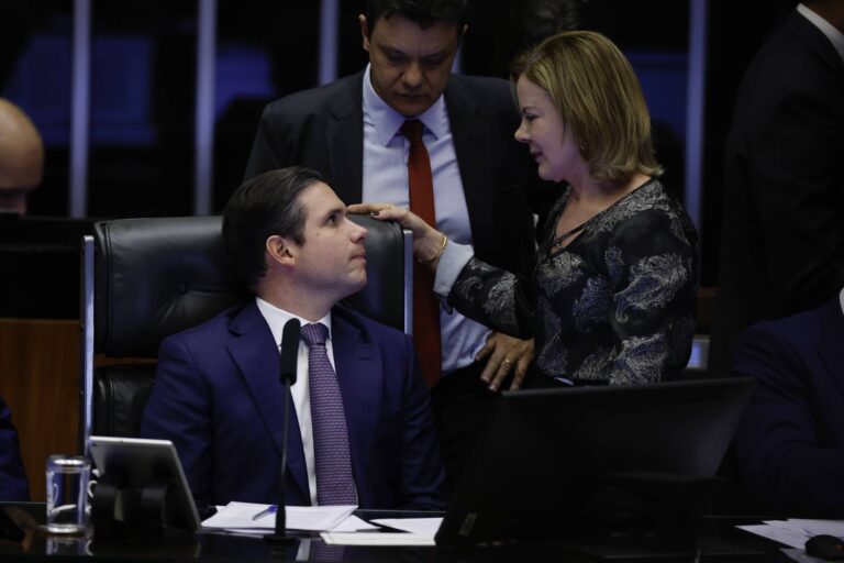 Gleisi afirma necessidade de recompor orçamento após derrota da MP