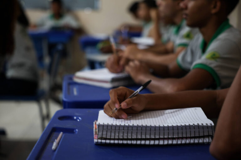 Educação: apenas 1% dos jovens abandonam escola por falta de recursos