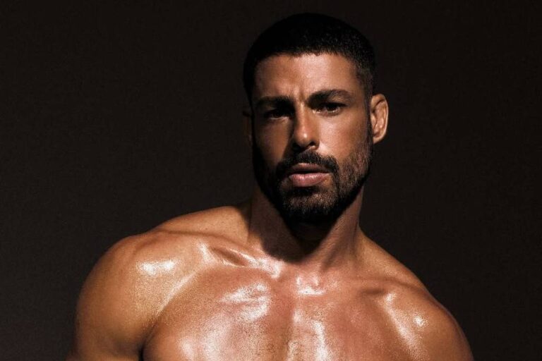 Cauã Reymond homenageia César com ensaio sensual