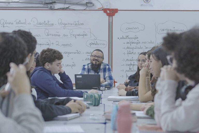 Professor troca empresa por sala de aula e debate redes sociais