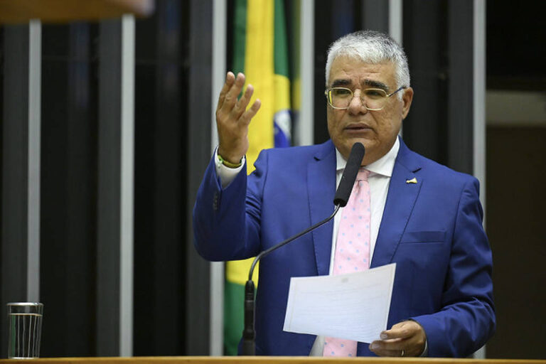 Oposição apresenta pedidos de impeachment de ministros do STF