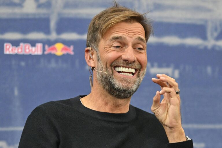 Jürgen Klopp molda o futebol mesmo longe do campo