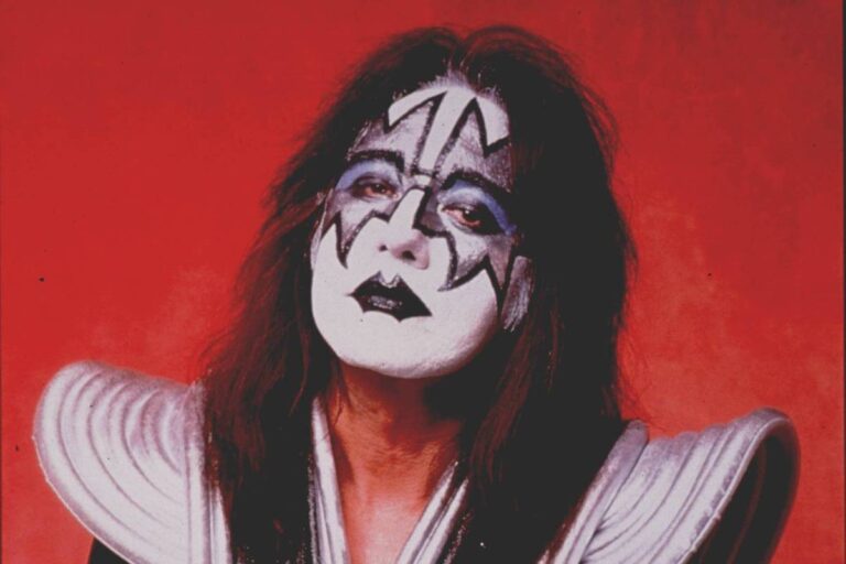 Ace Frehley, ex-guitarrista do Kiss, morreu em decorrência de traumatismo craniano