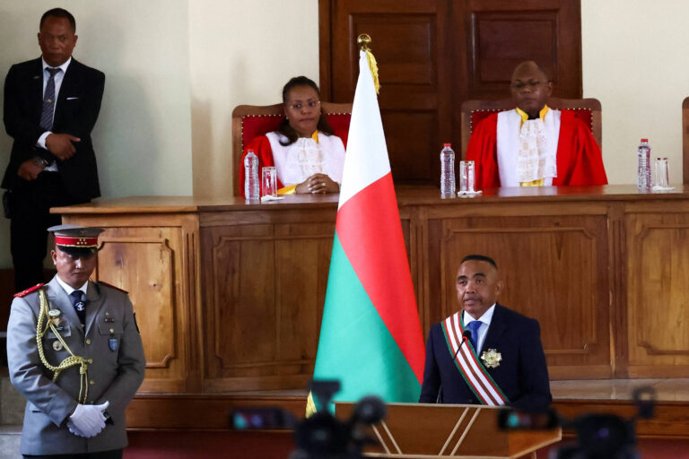Militar é empossado como presidente após golpe em Madagascar