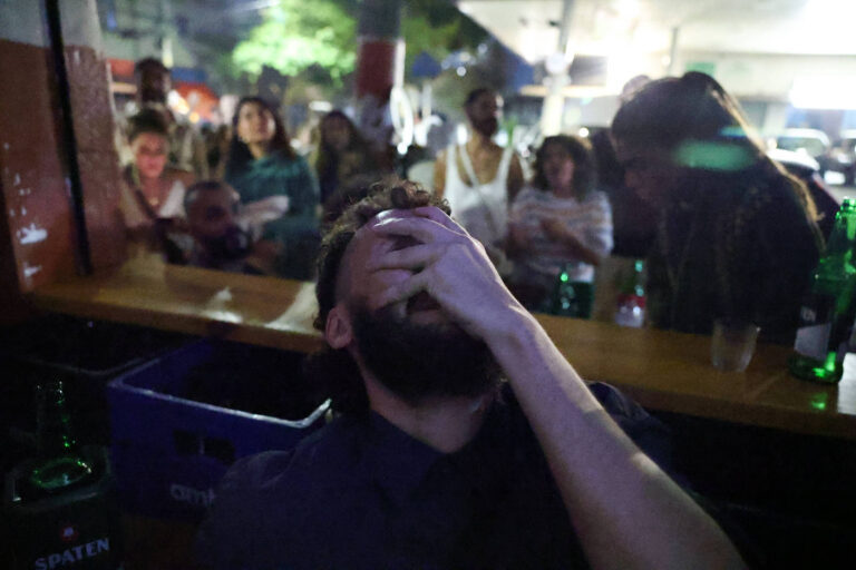 Final de 'Vale Tudo' atrai público a bares em São Paulo