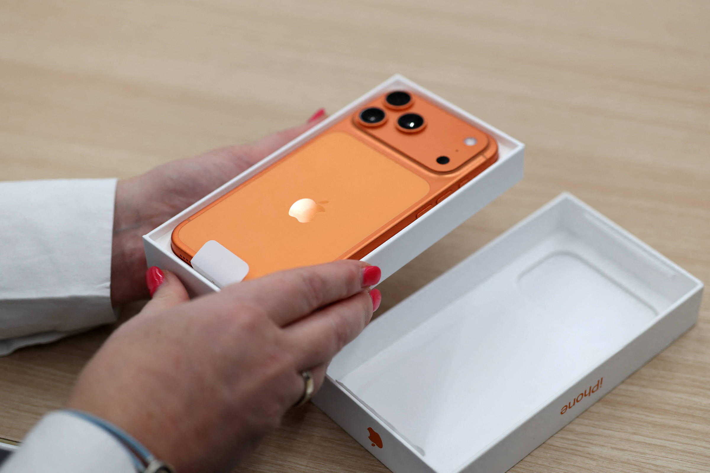 Apple se aproxima de liderança no mercado de smartphones em 2025