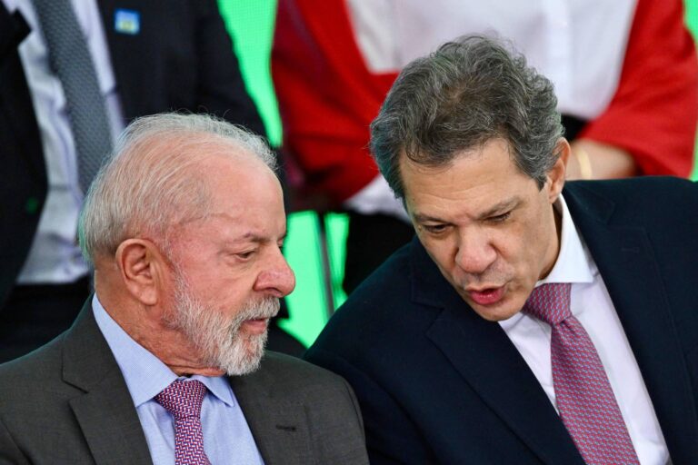 Lula adia sanção do IR para potencializar lançamento de campanha