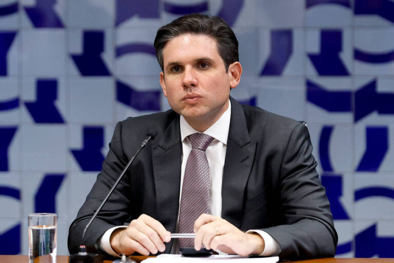 MPF investiga suspeitas de rachadinha em gabinete de Hugo Motta