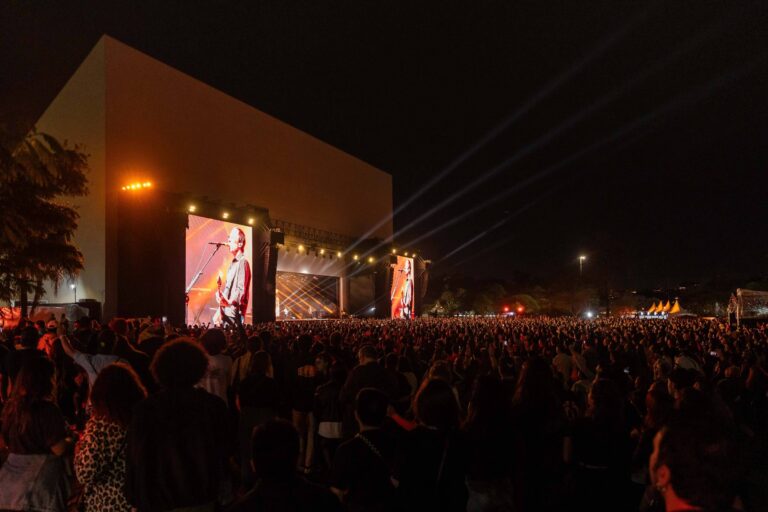 Weezer encerra festival Índigo com grandes clássicos