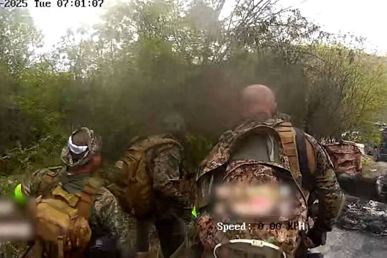 Resgate de policiais baleados em operação no Rio: cenas impactantes