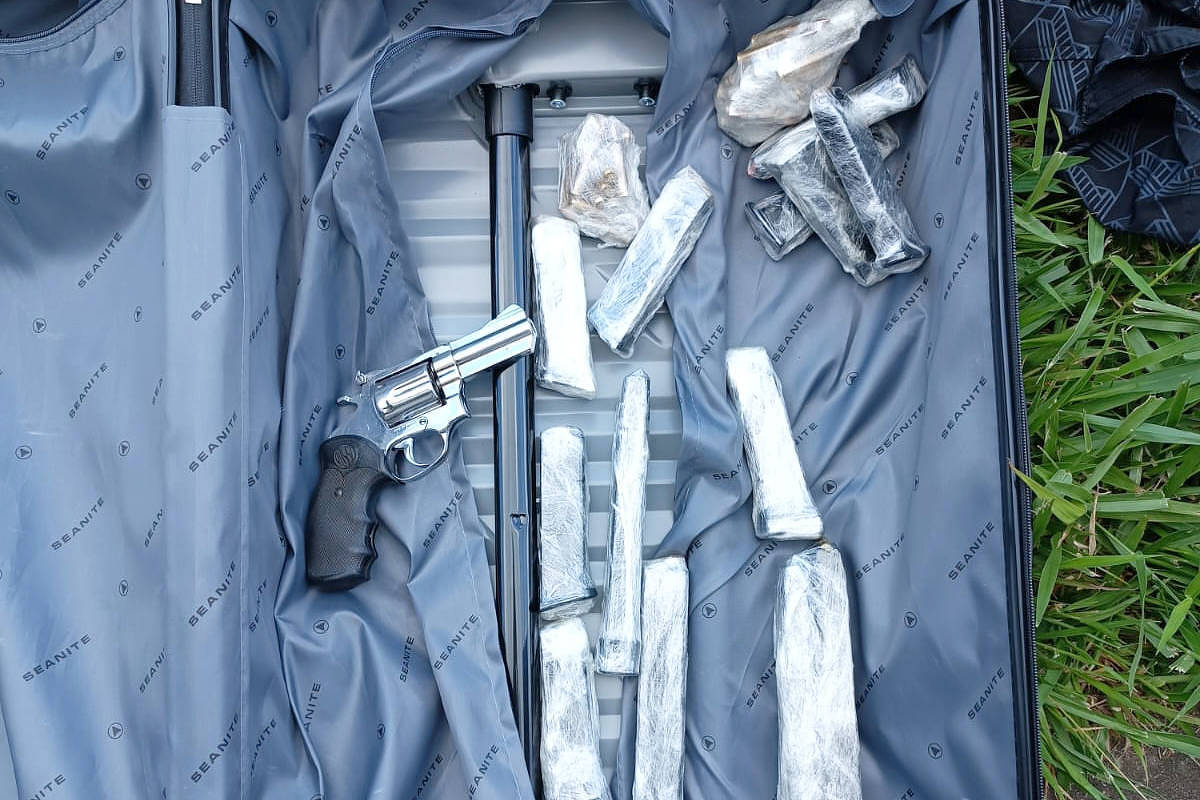 Polícia captura dupla com arma e 267 munições tentando deixar o Rio