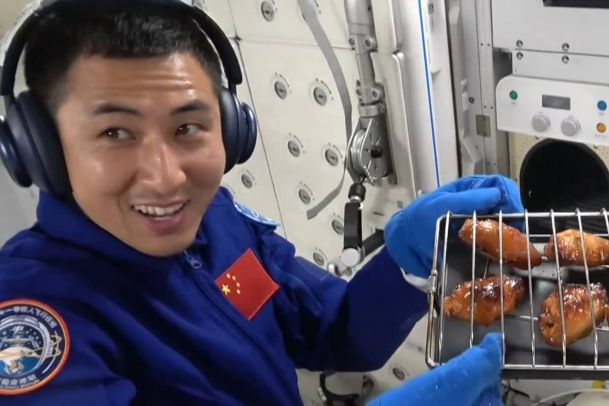 Astronautas chineses assam asinha de frango na Tiangong