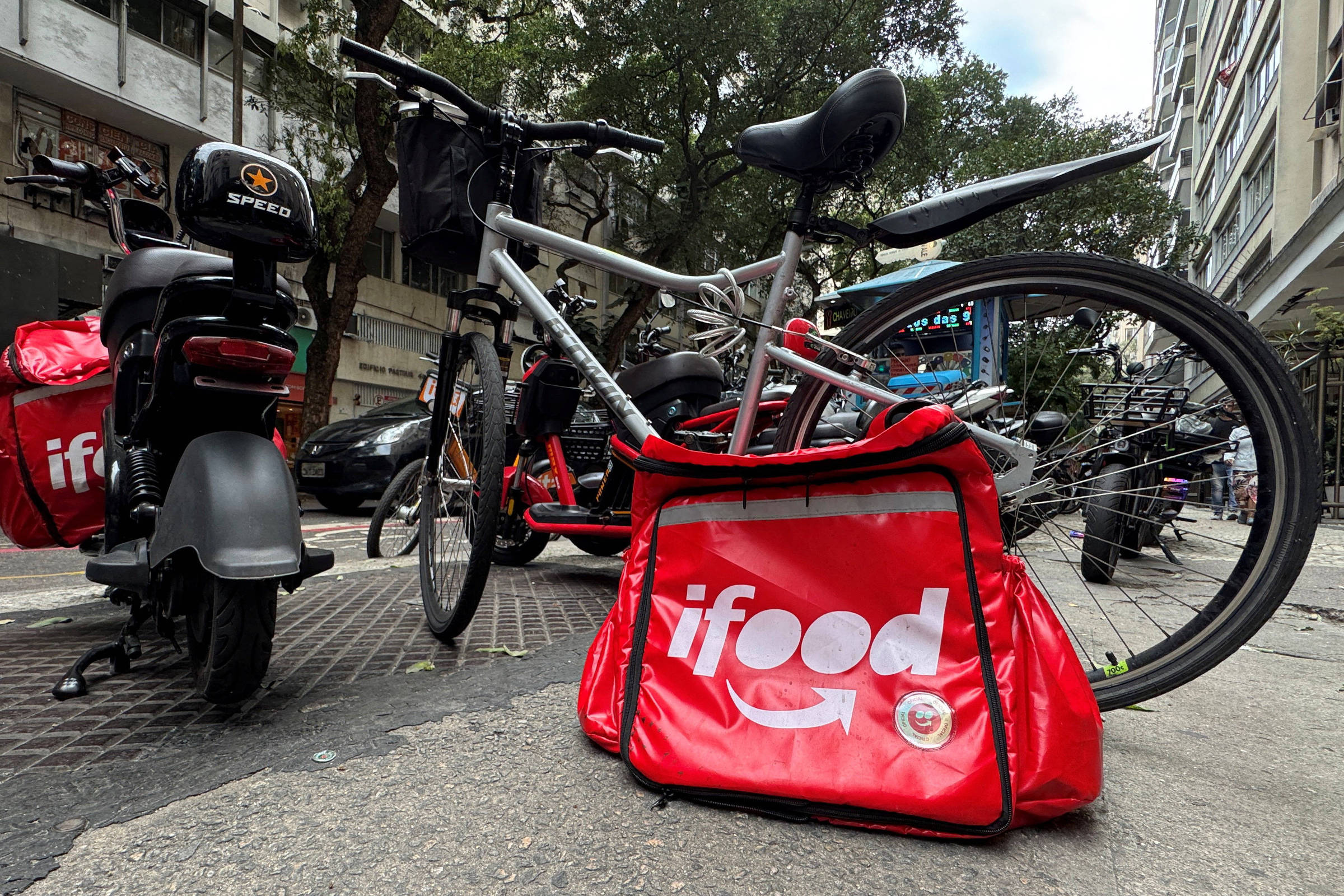 Cade vai monitorar iFood, 99, Keeta e Rappi em nova fase de concorrência