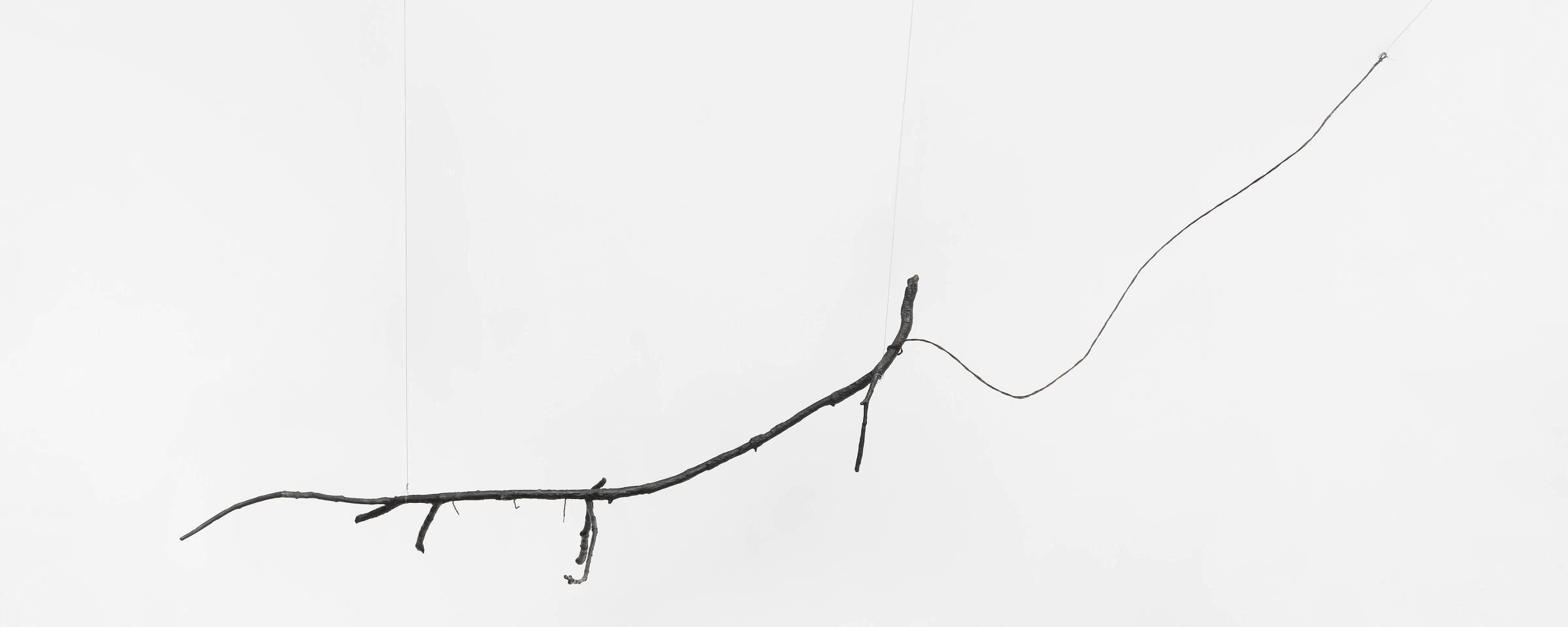A exposição de Adriano Costa e o caos criativo